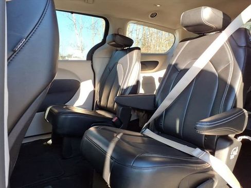 Used 2024 Chrysler Pacifica Touring-L image 8