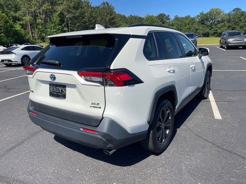 Used 2022 Toyota RAV4 XLE Premium AWD/4WD image 17