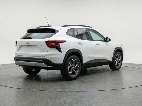Used 2025 Chevrolet Trax LT w/ LT Convenience Package FWD image 9