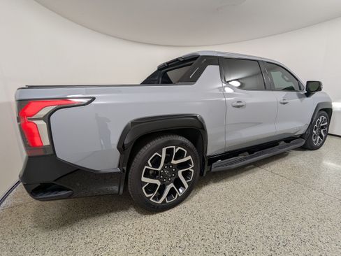 Used 2025 Chevrolet Silverado EV RST AWD/4WD image 7