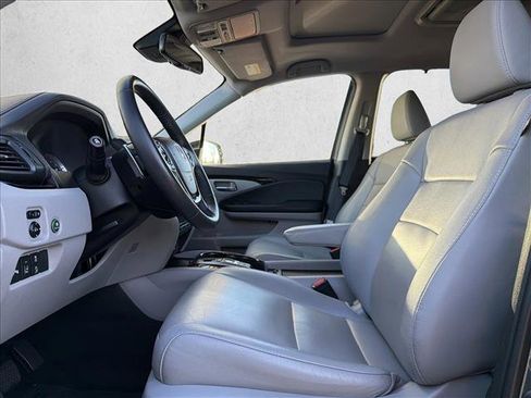 Used 2018 Honda Pilot Touring image 11