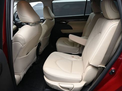 Used 2023 Toyota Highlander Platinum image 12