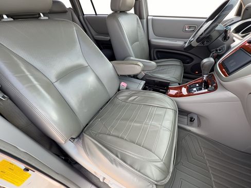 Used 2004 Toyota Highlander Limited w/ Towing Prep Pkg FWD image 28