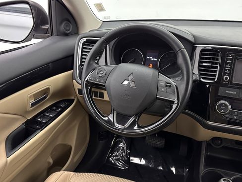 Used 2016 Mitsubishi Outlander SE image 22