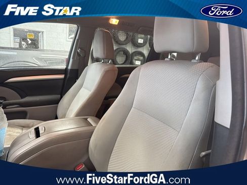 Used 2016 Toyota Highlander LE image 13