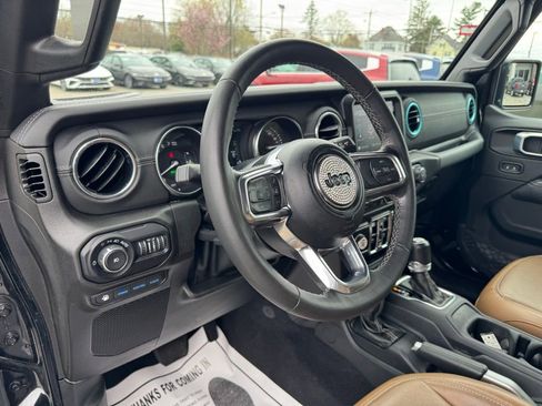 Used 2022 Jeep Wrangler Unlimited Sahara w/ Cold Weather Group AWD/4WD image 15