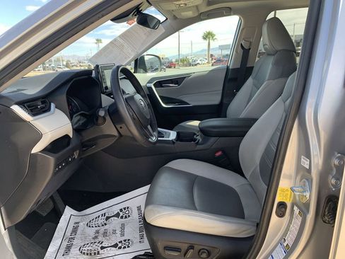 Used 2021 Toyota RAV4 XLE Premium image 18