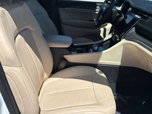 Used 2023 Jeep Grand Cherokee L Limited w/ Luxury Tech Group II image 23