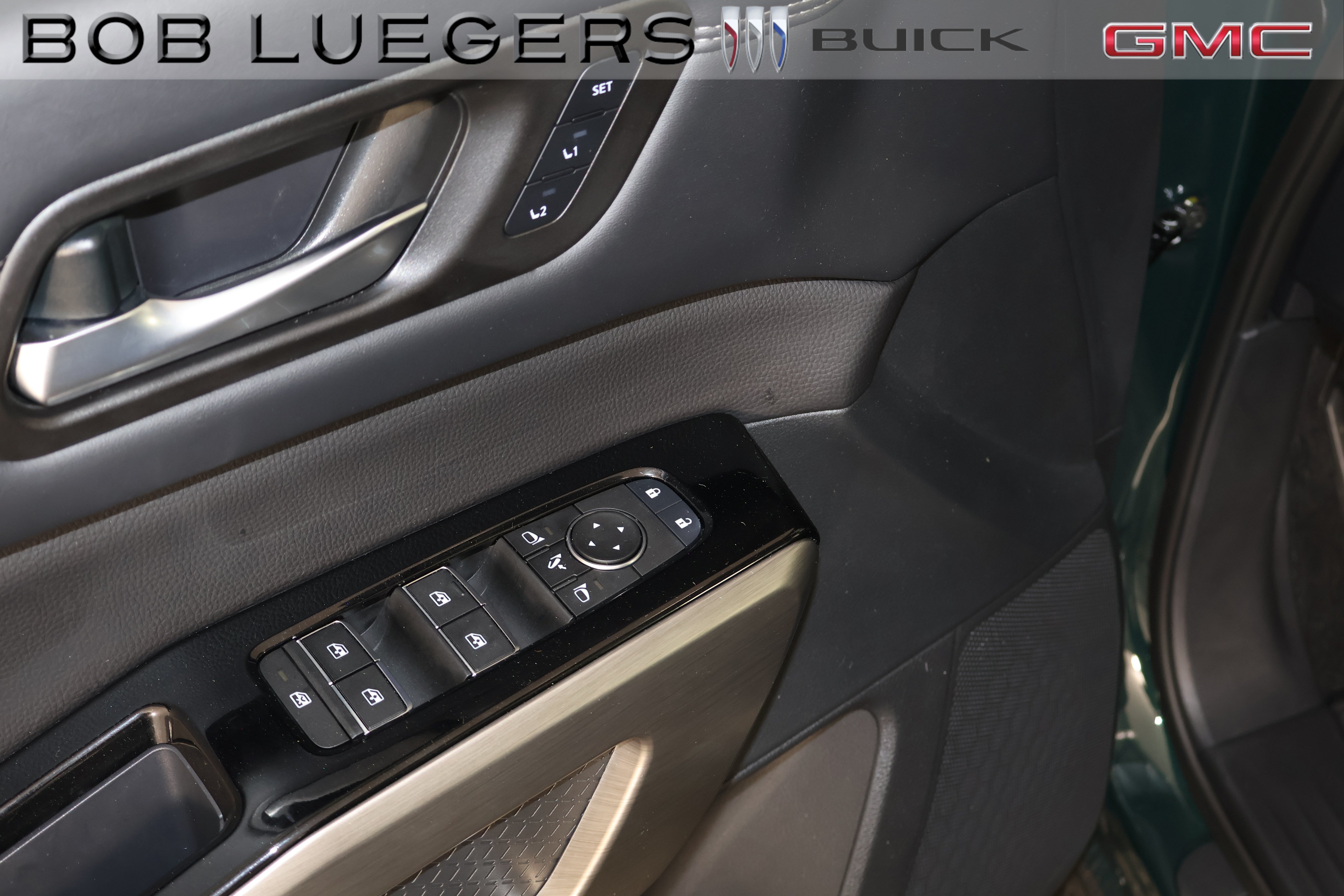 Used 2025 Nissan Pathfinder Platinum FWD image 6