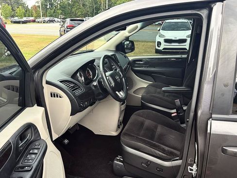 Used 2018 Dodge Grand Caravan SE w/ UConnect Hands-Free Group FWD image 18