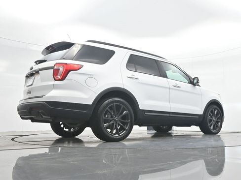 Used 2018 Ford Explorer XLT w/ Equipment Group 202A FWD image 31