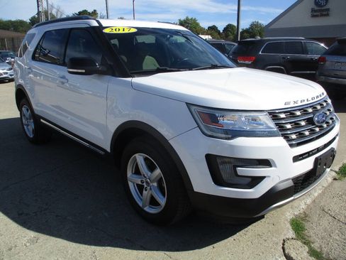Used 2017 Ford Explorer XLT w/ Equipment Group 201A image 8