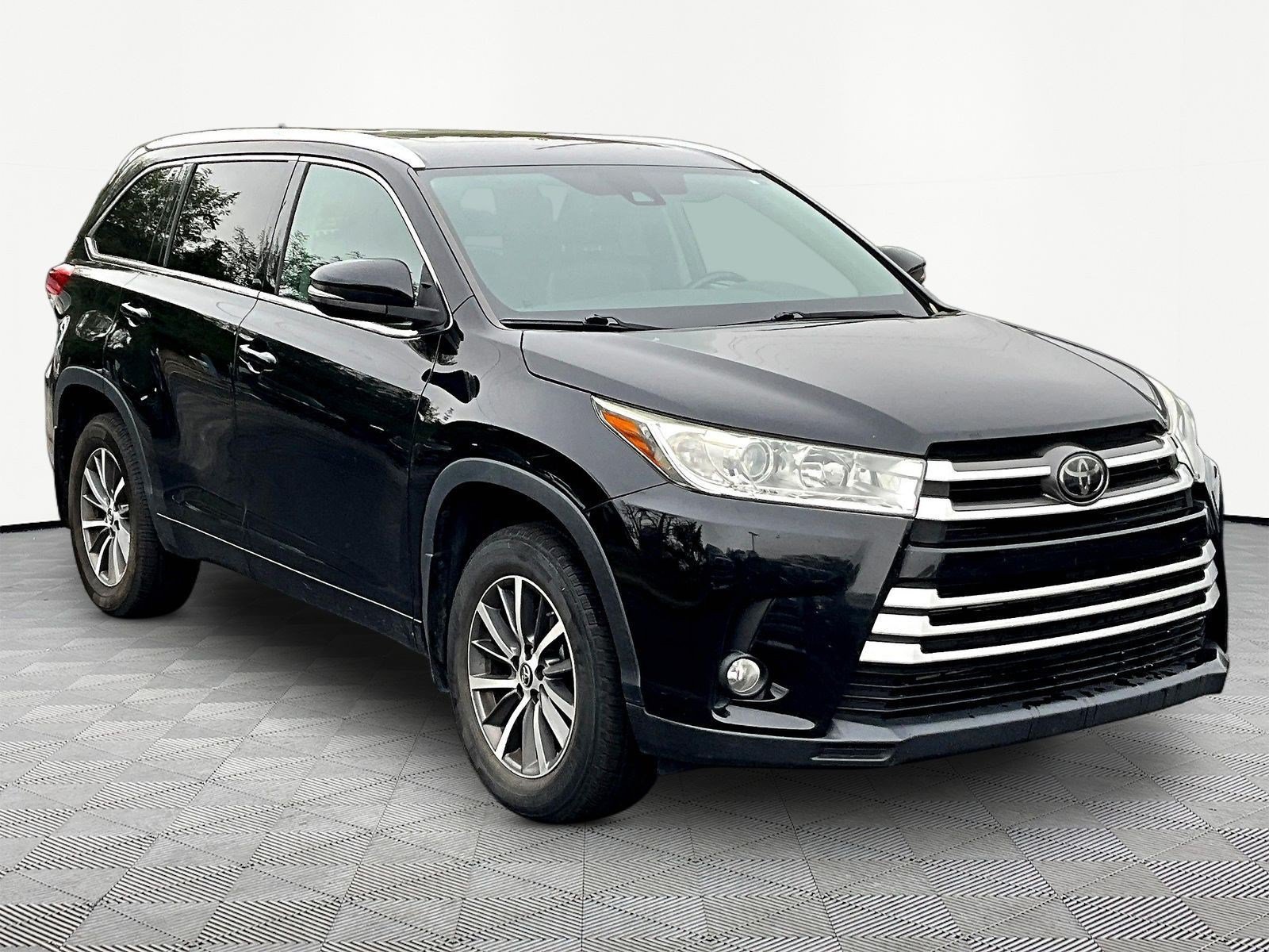 Used 2018 Toyota Highlander XLE AWD/4WD image 3