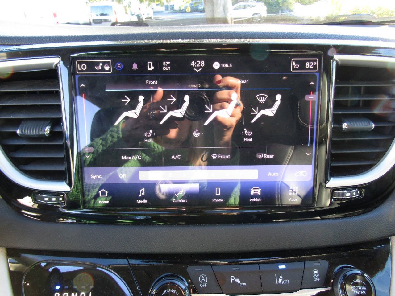 Used 2024 Chrysler Pacifica Touring-L FWD image 14