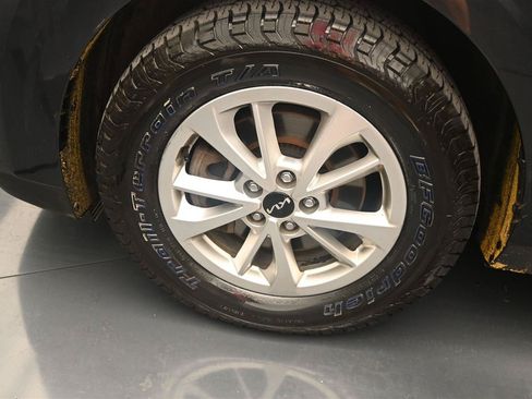 Used 2023 Kia Carnival LX FWD image 17