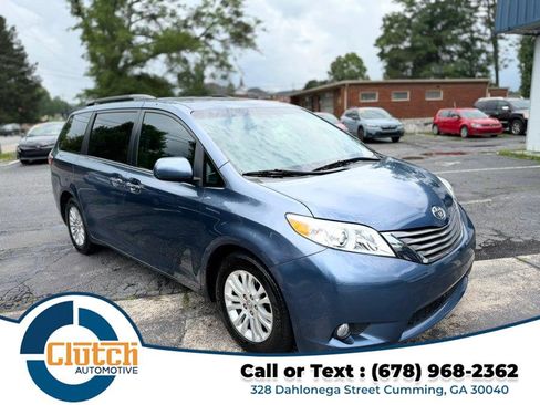 Used 2017 Toyota Sienna XLE w/ XLE Navigation Package FWD image 3
