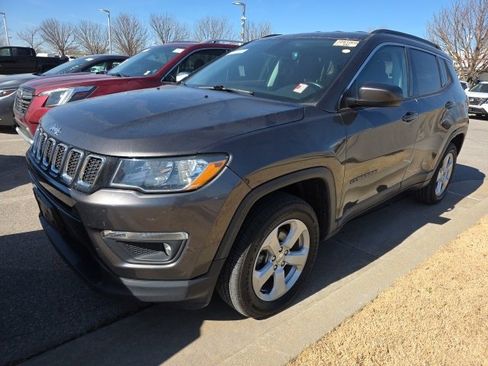 Used 2019 Jeep Compass Latitude image 2