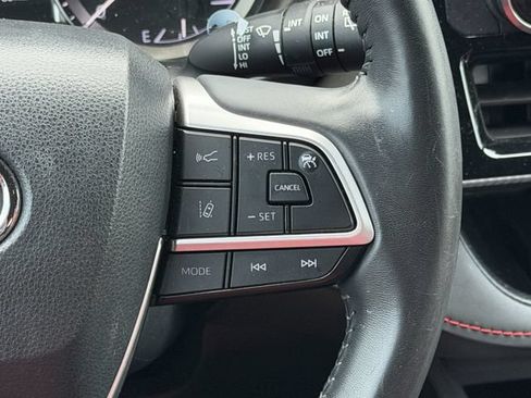 Used 2023 Toyota Highlander XSE FWD image 14