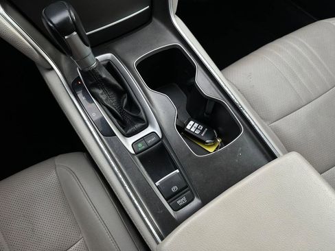 Used 2018 Honda Accord Touring image 13