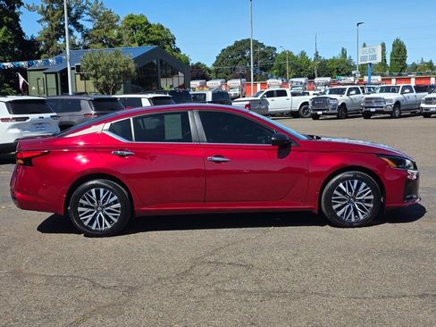 Used 2024 Nissan Altima 2.5 SV image 6