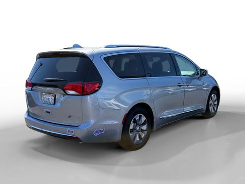 Used 2018 Chrysler Pacifica Limited w/ Advanced Safetytec Group FWD image 5