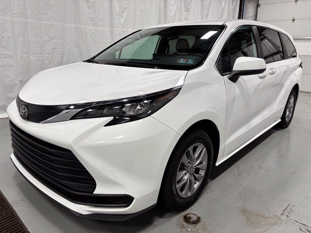Used 2026 Toyota Sienna LE FWD image 3