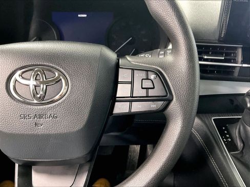 Used 2025 Toyota Sienna LE image 24