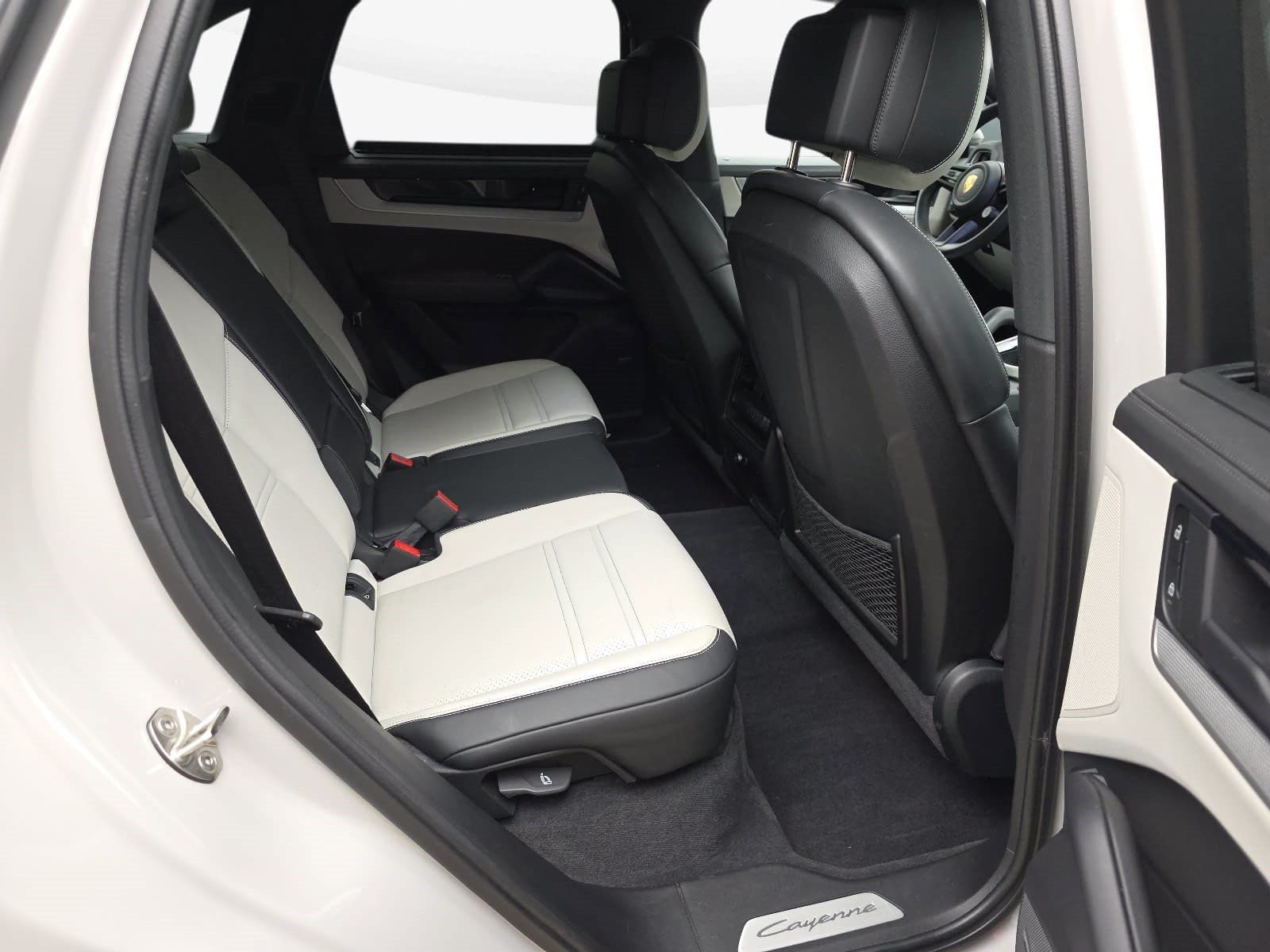 Used 2024 Porsche Cayenne AWD/4WD image 33