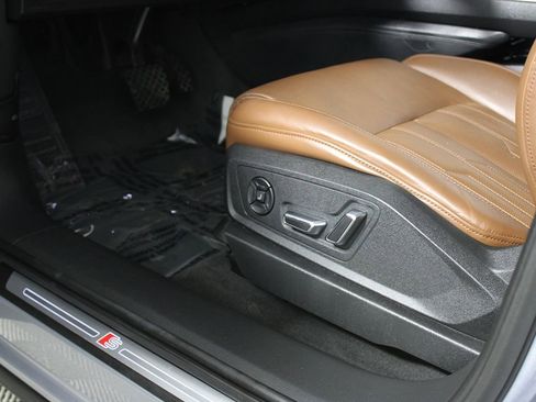 Used 2022 Audi e-tron Prestige w/ Prestige Package image 33