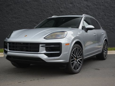 Certified 2025 Porsche Cayenne AWD/4WD image 40