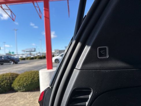 Used 2025 Chrysler Pacifica Select image 27