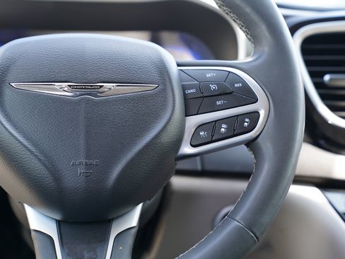 Used 2024 Chrysler Pacifica Touring-L FWD image 21