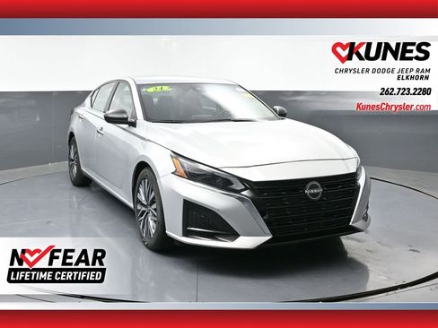 Used 2024 Nissan Altima 2.5 SV image 1