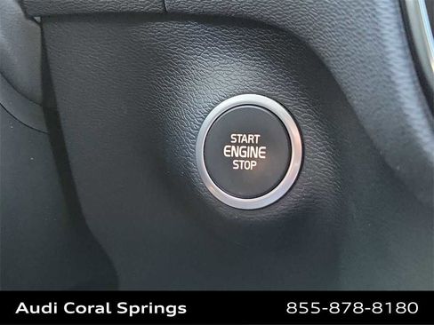 Used 2020 Volvo XC40 T4 Momentum image 19