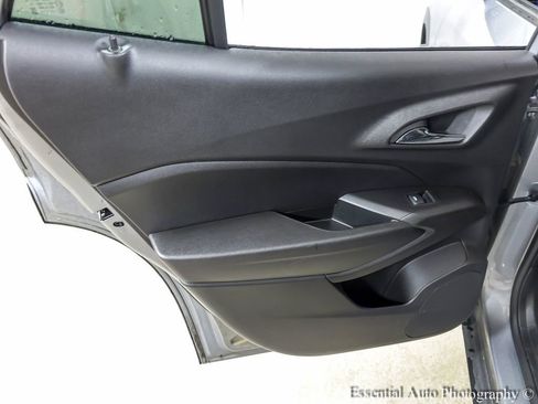 Used 2025 Chevrolet Trax LT FWD image 19