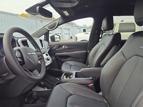 New 2026 Chrysler Pacifica Select w/ S Appearance Package image 11