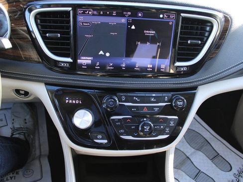 Used 2023 Chrysler Pacifica Limited FWD image 18