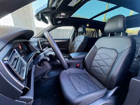 Used 2025 Volkswagen Atlas Cross Sport SE w/ Panoramic Sunroof Package image 17