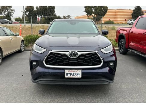 Used 2021 Toyota Highlander LE AWD/4WD image 3