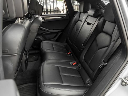 Certified 2024 Porsche Macan AWD/4WD image 34