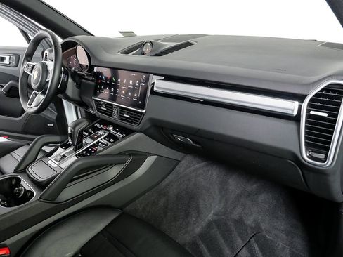 Certified 2023 Porsche Cayenne Platinum Edition image 26