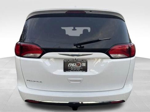 Used 2018 Chrysler Pacifica Touring-L FWD image 6
