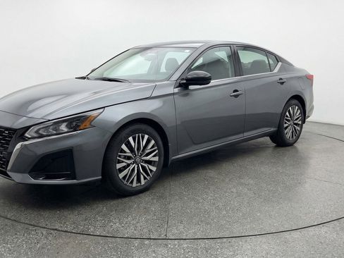 Used 2025 Nissan Altima 2.5 SV image 3