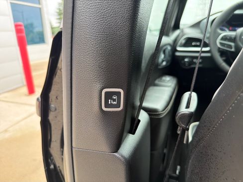 Used 2026 Chrysler Pacifica Limited FWD image 23
