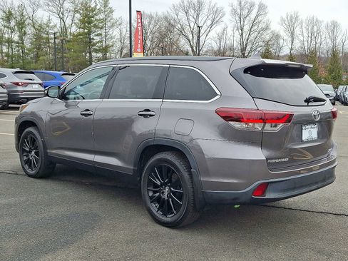Used 2019 Toyota Highlander SE image 4
