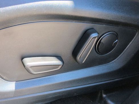 Used 2022 Ford Explorer Limited w/ Equipment Group 301A AWD/4WD image 17