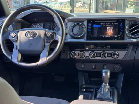 Used 2017 Toyota Tacoma TRD Off-Road image 30