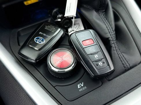 Used 2022 Toyota RAV4 XSE AWD/4WD image 39