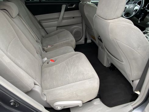 Used 2013 Toyota Highlander Plus FWD image 12