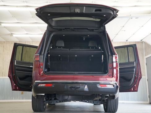 Used 2022 Jeep Wagoneer Series III w/ Premium Group I RWD image 40
